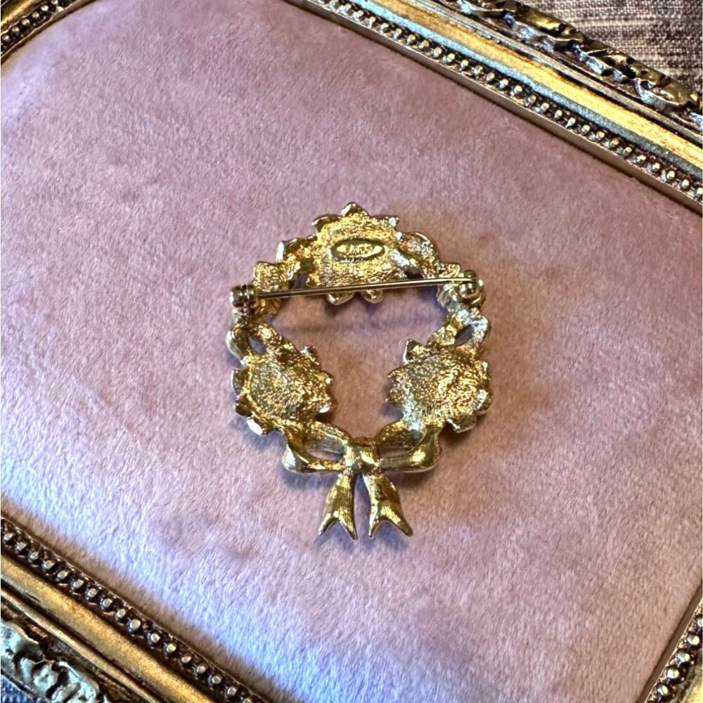 Avon Vintage Gold-Tone Wreath Brooch With Faux Pearls & Red Rhinestones - Picture 6 of 10